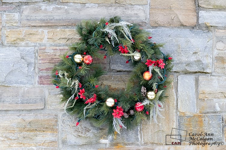 137 - Couronne sur un mur de pierre / Wreath on Stone Wall - www.camphoto.ca