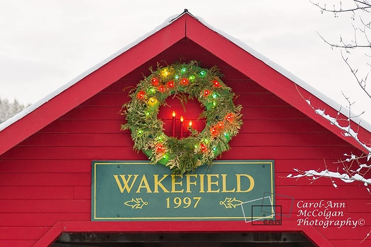 249 - Couronne sur le pont couvert de Wakefield / Wakefield Bridge Wreath - www.camphoto.ca
