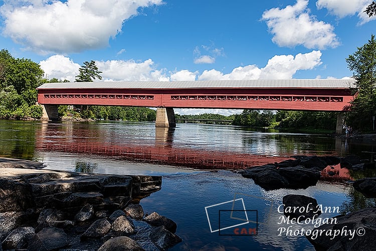 268 - Pont couvert de Wakefield en été / Wakefield Bridge from Rocks - www.camphoto.ca