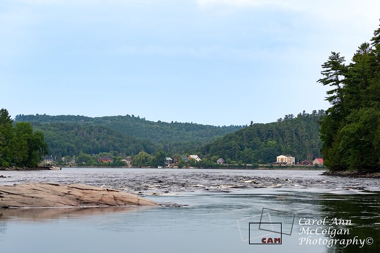 307 - Vue du village depuis les rochers / Village View from the Rocks - www.camphoto.ca