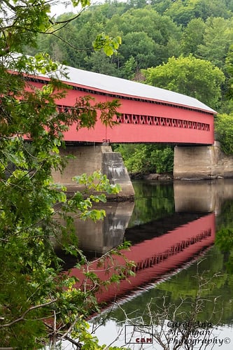 308 - Reflet du pont couvert de Wakefield / Wakefield Bridge Side Reflection - www.camphoto.ca